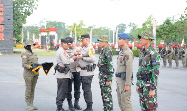 Kapolri-Beri-Penghargaan-Pin-Emas-Kepada-Prajurit-TNI-dan-Anggota-Polri-yang-tergabung-dalam-Satgas-Operasi-Damai-Cartenz-2023